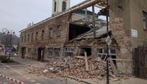 V centru Nového Boru se zřítila nejstarší budova. Město v okolí omezuje pohyb