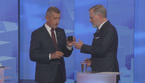Babiš přinesl Fialovi dárek. Starám se o důležitější věci, reagoval premiér