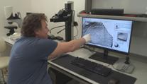 Archeologům z Brna se podařil unikátní objev. V jeskyni našli pravěké rytiny