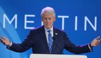 Bill Clinton oslavil 80. narozeniny. Značné politické úspěchy zastínily skandály