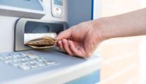 Bankomaty začaly vydávat novou bankovku. Spousta Čechů ji nikdy neviděla