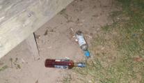 Alkohol a posprejovaná auta. Nezletilí naložili s dnem volna po svém