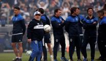 Maradonu vítaly v novém klubu davy fanoušků. Na hřišti sotva chodil