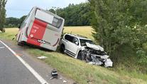 Hrozivá nehoda na Příbramsku: Autobus a osobní auto se čelně srazily