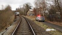 Vlak na Českolipsku neplánovaně zastavil. Na trať někdo nastražil kamení