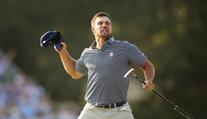 DeChambeau trefil hole-in-one přes svůj dům. Radoval se víc než po výhře majoru