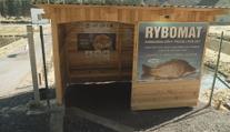Automat na rybí produkty. Taková věc se nově objevila v Bečově nad Teplou