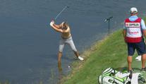 Golfista rozvášnil fanynky. Svlékl triko a zahrál pěknou ránu na green