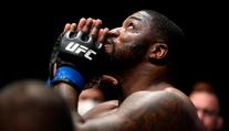 Veterán Overeem je stále ve hře o titul, Sakaiovo trápení ukončil sudí