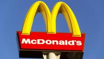 McDonald’s stáhl kontroverzní vánoční reklamu. V Česku běží podobná