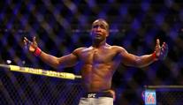 Hvězda UFC se vrátila k práci číšníka. Nemá s kým zápasit a musí platit účty