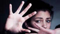 Agresor napadl svou expartnerku! Hlavou jí mlátil o zem na zastávce
