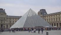 Muzeum Louvre je po loupeži stále zavřené. Selhali jsme, přiznal ministr