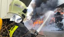 Obří požár v Písnici. Takhle s ním bojovali hasiči VIDEO + FOTO