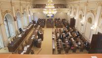 Poslanci schválili prodloužení nouzového stavu. Jednali o něm devět hodin