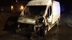 Plameny zachvátily dodávku u Modletic! Silnici museli policisté uzavřít!
