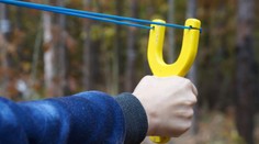 Chlapec (13) zachránil osmiletou sestru, když jejího únosce střelil prakem