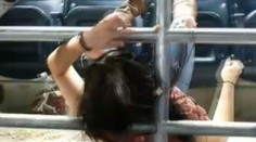 VIDEO: V hádce fanoušků dostala žena kopanec do hlavy