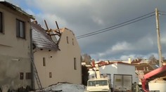 Orkán téměř srovnal vesničku se zemí. Na 50 domů přišlo o střechu