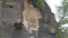 VIDEO: V Hřensku se uvolnil kus skály, dopadl kus od silnice