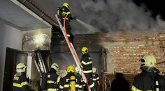 Plameny zničily na Břeclavsku dílnu s veterány, zahynuli psi a slepice
