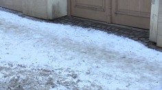 Města neodklízí zapadané chodníky. Lidé jsou nespokojení, řeší to po svém