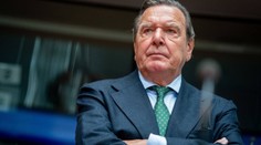 Naděje na konec války? Do Moskvy vyrazil bývalý německý kancléř