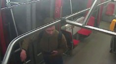 Šílené video: Opilec si vybil zlost na tramvaji. Rozmlátil ji kladívkem