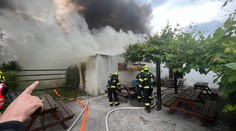 Hasiči v Praze-Sedlci dohašují hořící střelnici. Kouř byl vidět už z daleka