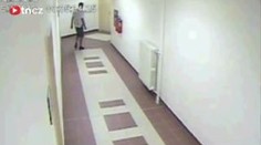 VIDEO: Zloděj bloumá v prostorech generálního štábu