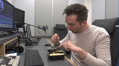 Jíte oběd na pracovišti? Snižuje to efektivitu práce, tvrdí psycholog