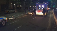 Cyklistu bez helmy srazilo auto. Utrpěl poranění hlavy. VIDEO