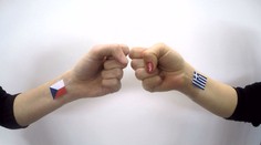 Kámen, nůžky, papír. Šampionát ve stříhání rukama zápas po zápase