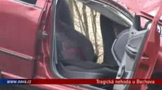 VIDEO: Auto vyjelo z vozovky, jeden člověk nepřežil