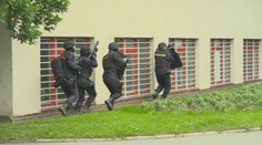 Policisté cvičili v Hradci zákrok proti ozbrojencům. Figuranty eliminovali po půlhodině