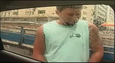 FUJ, TO JSEM SE LEKL! Čůral na auto plné televizních reportérů...