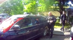 VIDEO: Ženě v Brně se zamklo auto na slunci. Zůstal v něm roční syn