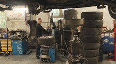 Servisům chybějí náhradní díly. Za opravy auta si navíc připlatíte