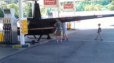 Čech přistál s helikoptérou u pumpy, natankoval a odletěl!