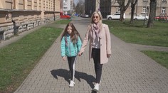 Lenka vozí každý den dceru do vzdálené školy. Měsíčně ji to stojí tisícovku