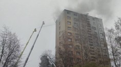 V Českém Těšíně hořel panelový dům. Oheň zachvátil nejvyšší patro