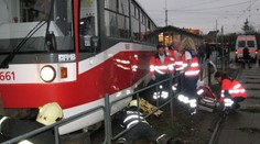 OBRAZEM: Školák spadl pod tramvaj, má rozdrcenou nohu