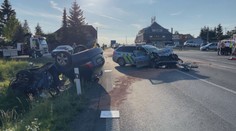 Vážná nehoda na Rakovnicku: Policisté se srazili s jiným autem, 5 zraněných