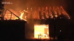 Požár zničil dům a stodolu. Může za to závada na komínu