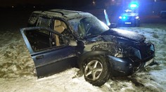 Opilý řidič rozbil terénní auto o strom a zraněný v něm usnul