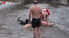 DRAMA v Jihlavě: otužilce lovil potápěč