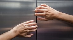 Dělníci zapomněli ženu ve výtahu. Zemřela žízní, našli ji až za měsíc
