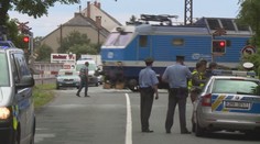 Kamioňák vjel na přejezd na červenou, musel prorazit závory