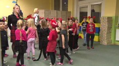 Čerti, muchomůrky i rolničky. Vánoční besídky těší děti i rodiče