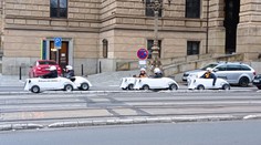 Další podivná atrakce v centru Prahy. Řidičům jsou autíčka trnem v oku